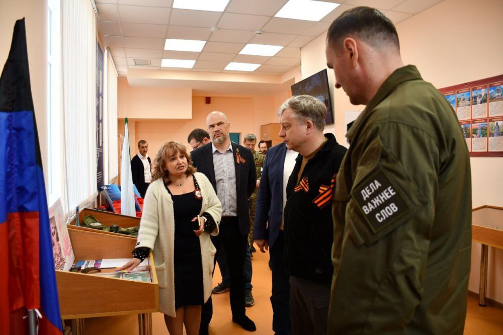 Сергей Желновач: Еще одним социальным объектом, восстановленным Хабаровским краем в Дебальцево, который посетили на этот раз гости, стала общеобразовательная школа № 2, где гости оценили и качество выполненного ремонта, и ту... Сергей Желновач: Еще одним социальным объектом, восстановленным Хабаровским краем в Дебальцево, который посетили на этот раз гости, стала общеобразовательная школа № 2, где гости оценили и качество выполненного ремонта, и ту...