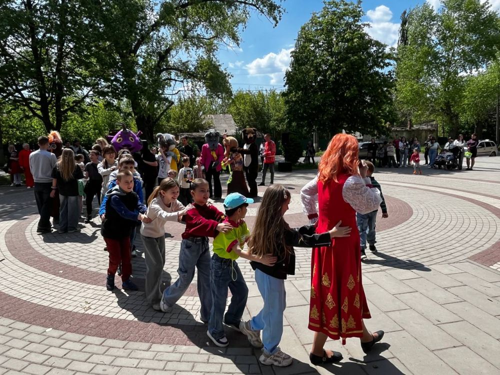 К обеду факел передали сотрудникам Харцызского городского Дворца культуры, которые провели развлекательную программу на бульваре «Шевченко» К обеду факел передали сотрудникам Харцызского городского Дворца культуры, которые провели развлекательную программу на бульваре «Шевченко»