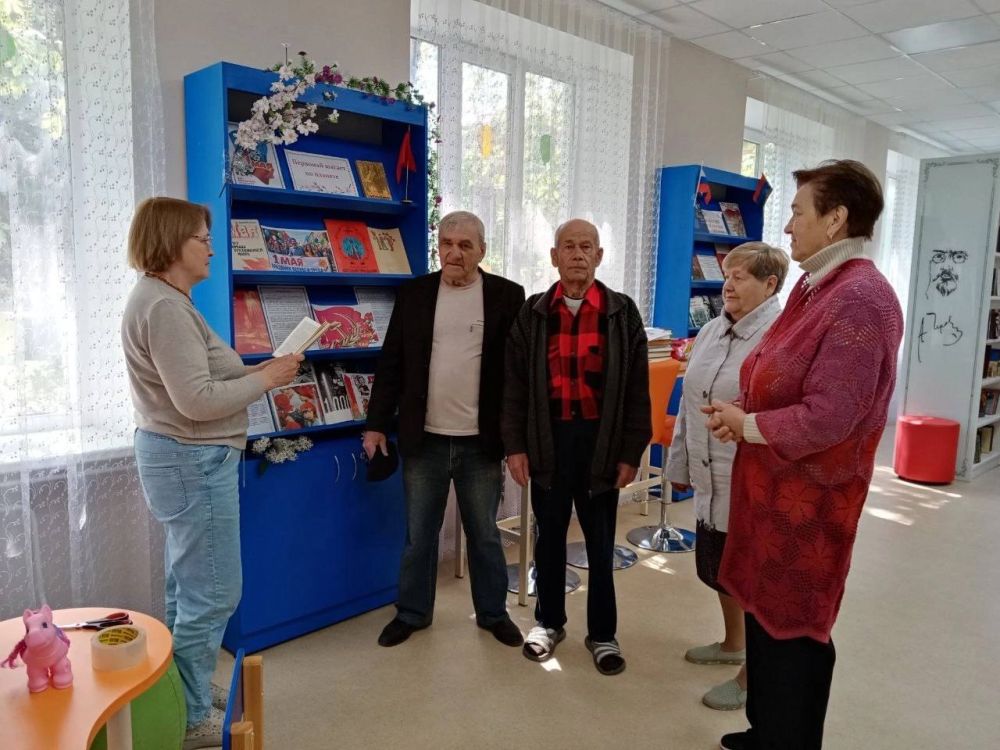 Выставка-инсталляция. «Первомай шагает по планете» Выставка-инсталляция. «Первомай шагает по планете»
