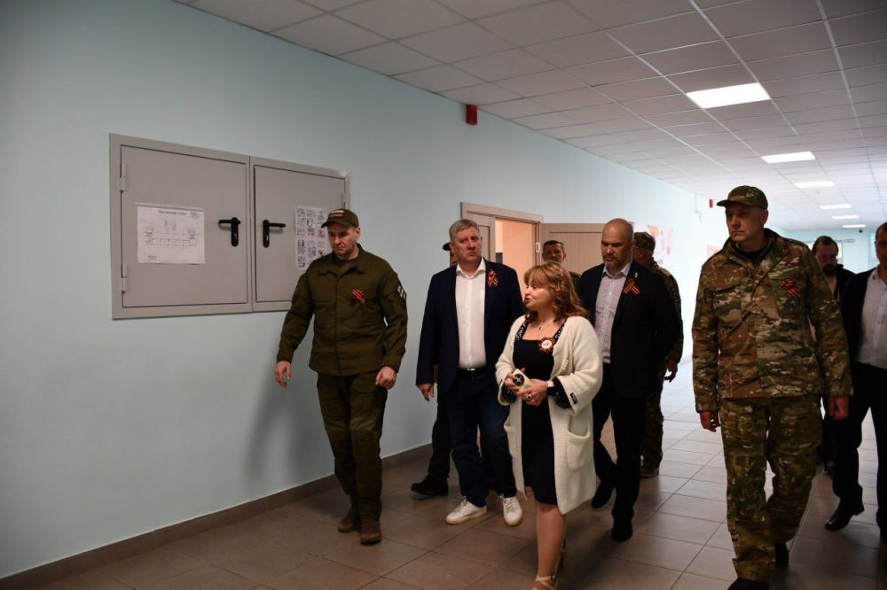 Сергей Желновач: Еще одним социальным объектом, восстановленным Хабаровским краем в Дебальцево, который посетили на этот раз гости, стала общеобразовательная школа № 2, где гости оценили и качество выполненного ремонта, и ту... Сергей Желновач: Еще одним социальным объектом, восстановленным Хабаровским краем в Дебальцево, который посетили на этот раз гости, стала общеобразовательная школа № 2, где гости оценили и качество выполненного ремонта, и ту...