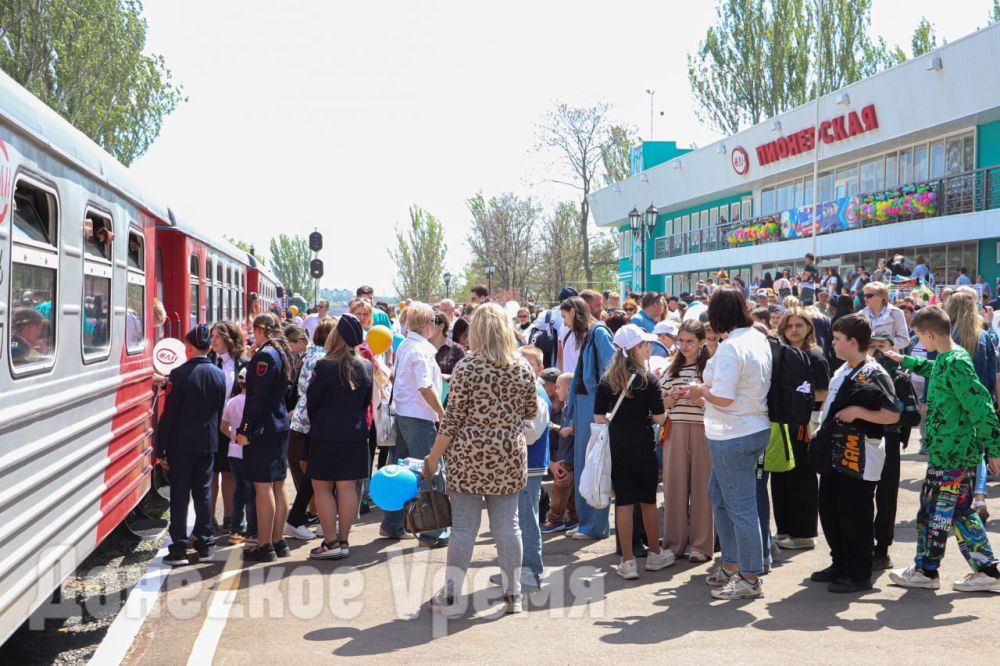 Народ соскучился: Детская железная дорога в Донецке встретила первых с начала СВО пассажиров Народ соскучился: Детская железная дорога в Донецке встретила первых с начала СВО пассажиров