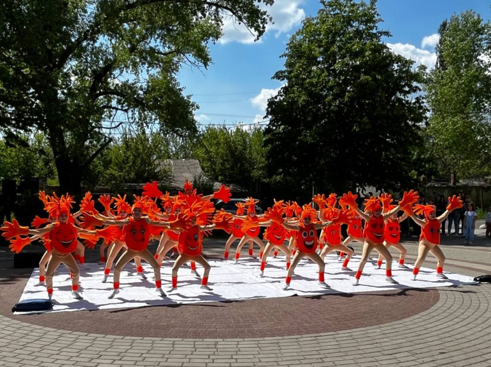 К обеду факел передали сотрудникам Харцызского городского Дворца культуры, которые провели развлекательную программу на бульваре «Шевченко» К обеду факел передали сотрудникам Харцызского городского Дворца культуры, которые провели развлекательную программу на бульваре «Шевченко»