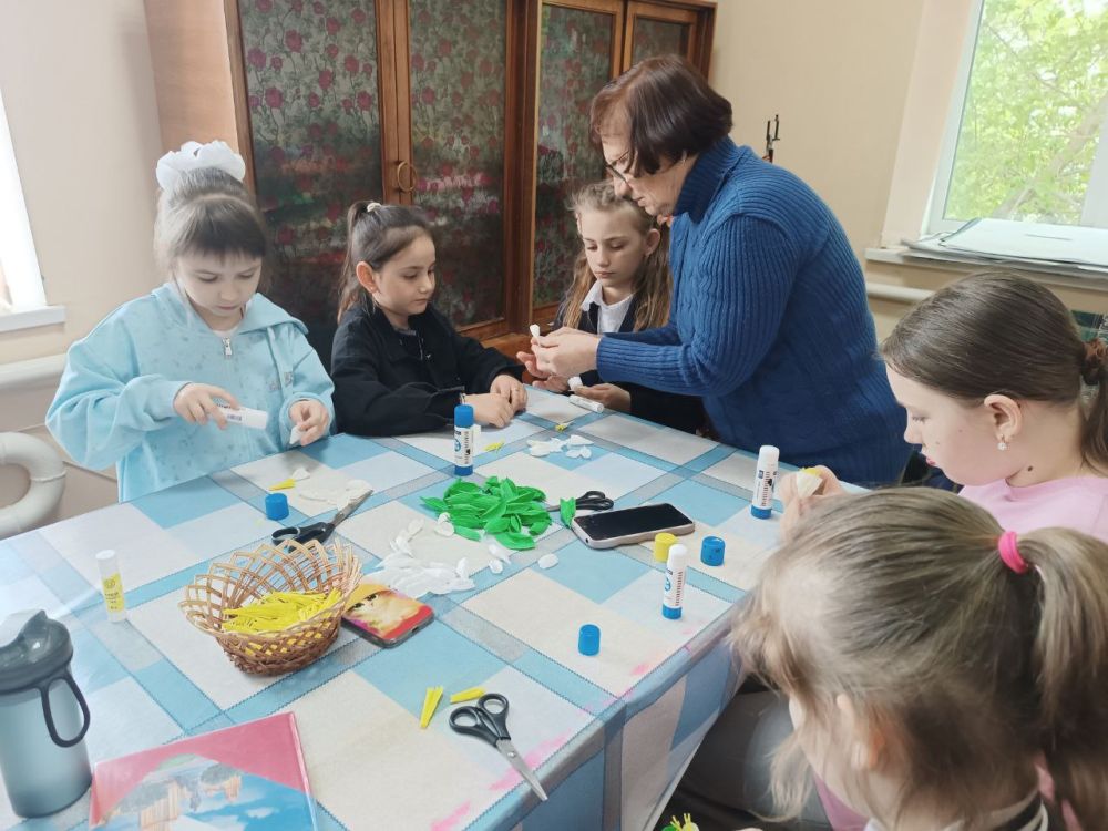 В рамках партийного проекта #КультураМалойРодины 01.05.2025 г. состоялся мастер-класс для детей «Майские цветы», посвященный празднику весны и труда В рамках партийного проекта #КультураМалойРодины 01.05.2025 г. состоялся мастер-класс для детей «Майские цветы», посвященный празднику весны и труда