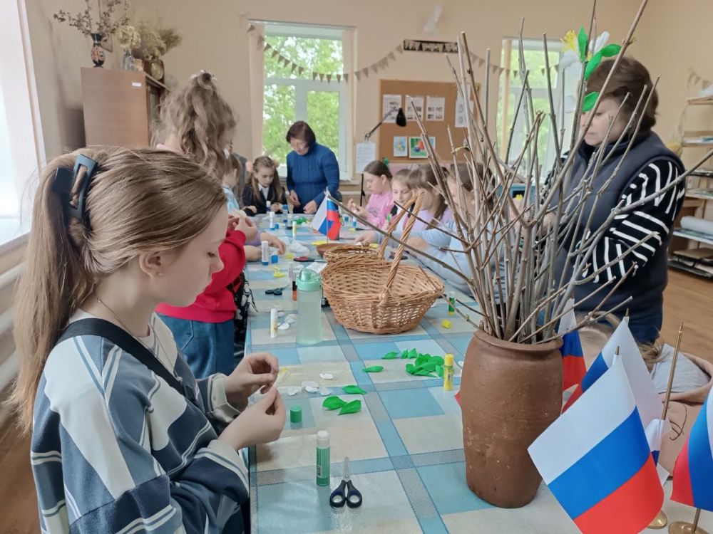 В рамках партийного проекта #КультураМалойРодины 01.05.2025 г. состоялся мастер-класс для детей «Майские цветы», посвященный празднику весны и труда В рамках партийного проекта #КультураМалойРодины 01.05.2025 г. состоялся мастер-класс для детей «Майские цветы», посвященный празднику весны и труда