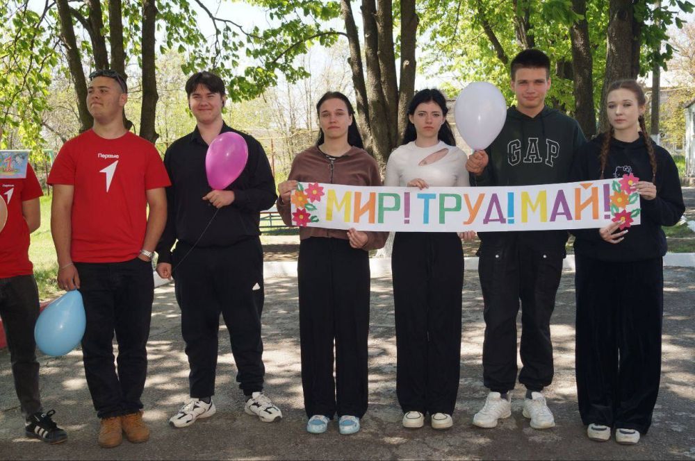 30 апреля в ГБОУ «Бердянская школа» прошла торжественная линейка, посвященная празднику весны и труда 1 Мая 30 апреля в ГБОУ «Бердянская школа» прошла торжественная линейка, посвященная празднику весны и труда 1 Мая