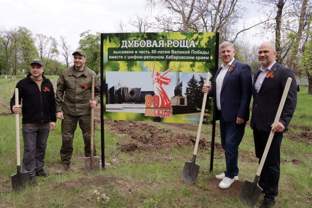 Врио Председателя Правительства ДНР Андрей Чертков и губернатор Хабаровского края Дмитрий Демешин открыли бассейн «Локомотив» в Дебальцево Врио Председателя Правительства ДНР Андрей Чертков и губернатор Хабаровского края Дмитрий Демешин открыли бассейн «Локомотив» в Дебальцево