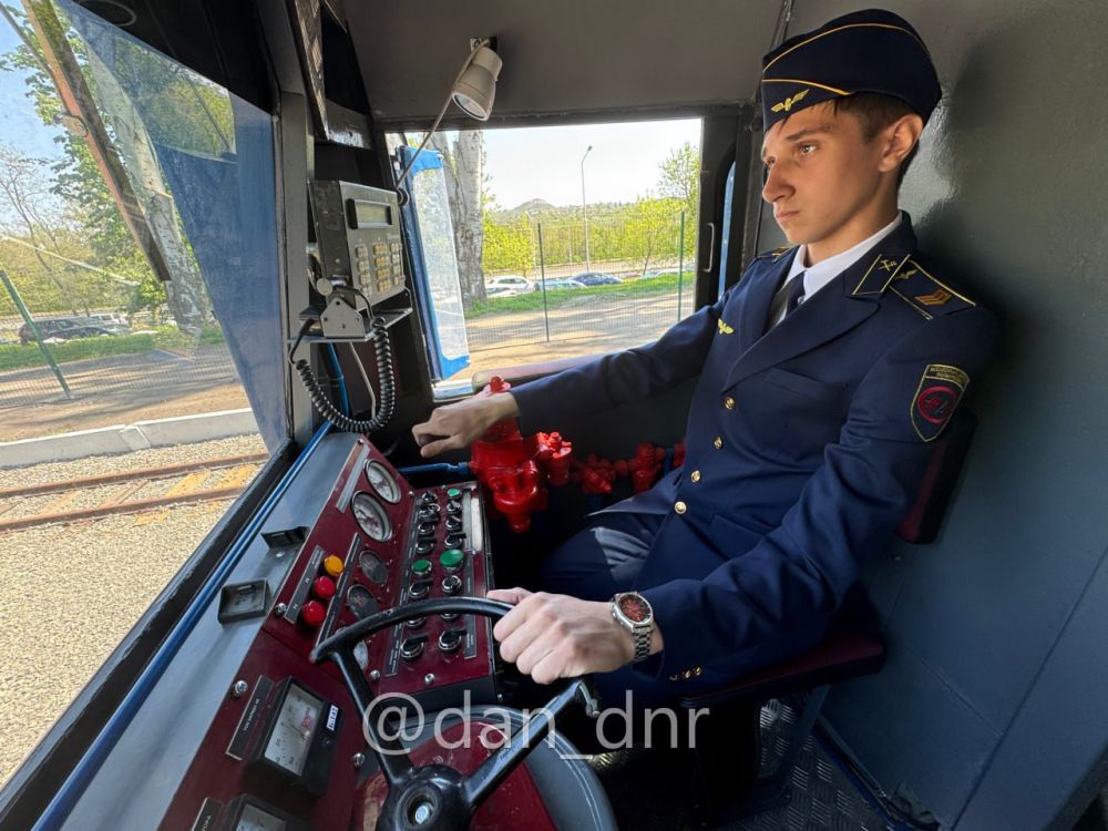 Поезд тронулся. В Донецке после капремонта открылась детская железная дорога Поезд тронулся. В Донецке после капремонта открылась детская железная дорога