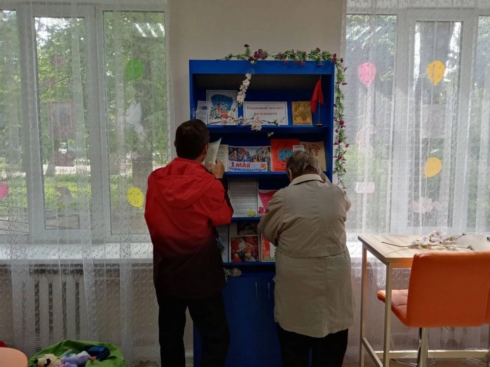 Выставка-инсталляция. «Первомай шагает по планете» Выставка-инсталляция. «Первомай шагает по планете»