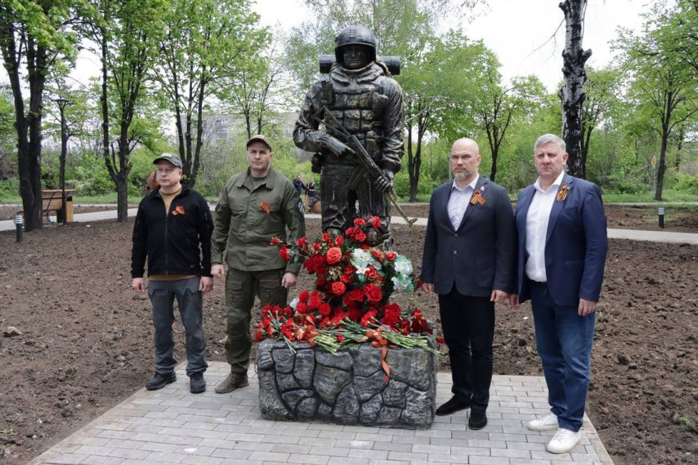 Врио Председателя Правительства ДНР Андрей Чертков и губернатор Хабаровского края Дмитрий Демешин открыли бассейн «Локомотив» в Дебальцево Врио Председателя Правительства ДНР Андрей Чертков и губернатор Хабаровского края Дмитрий Демешин открыли бассейн «Локомотив» в Дебальцево