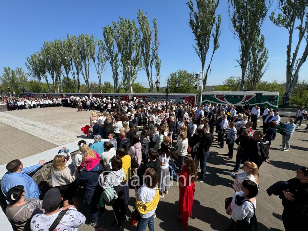 Поезд тронулся. В Донецке после капремонта открылась детская железная дорога Поезд тронулся. В Донецке после капремонта открылась детская железная дорога