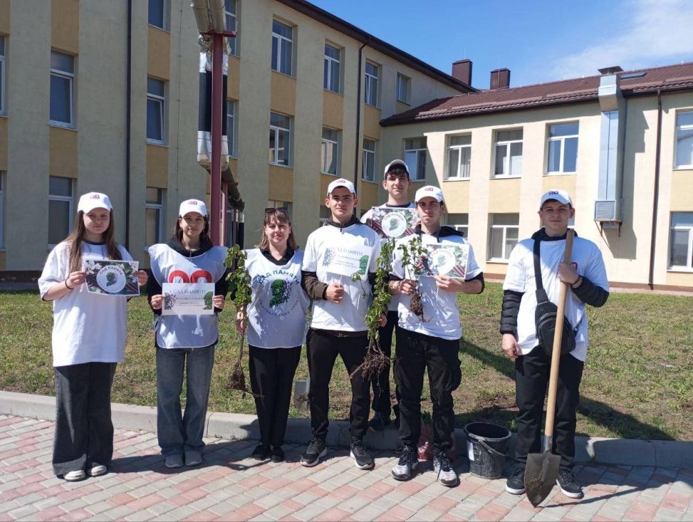 Патриотическая акция «Сад памяти» прошла в ГБОУ «Мангушская школа №2» Патриотическая акция «Сад памяти» прошла в ГБОУ «Мангушская школа №2»