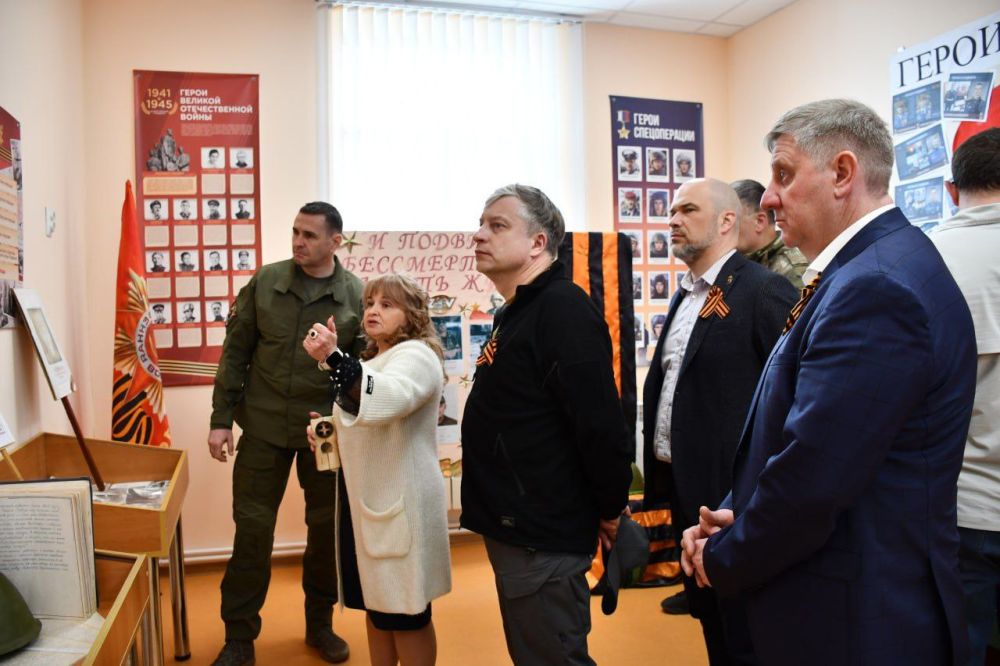 Сергей Желновач: Еще одним социальным объектом, восстановленным Хабаровским краем в Дебальцево, который посетили на этот раз гости, стала общеобразовательная школа № 2, где гости оценили и качество выполненного ремонта, и ту... Сергей Желновач: Еще одним социальным объектом, восстановленным Хабаровским краем в Дебальцево, который посетили на этот раз гости, стала общеобразовательная школа № 2, где гости оценили и качество выполненного ремонта, и ту...