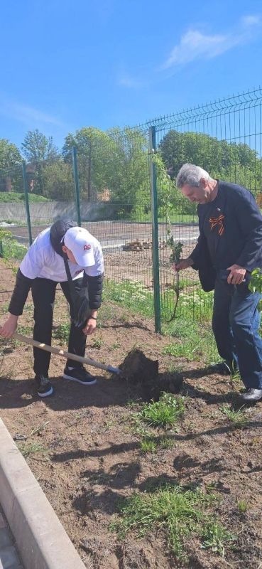 Борис Трима: В рамках двухмесячника по благоустройству и озеленению «Зелёный Донбасс», который проходит по поручению Главы Донецкой Народной Республики – Дениса Владимировича Пушилина, в ГБОУ «Мангушская школа №2» прошла... Борис Трима: В рамках двухмесячника по благоустройству и озеленению «Зелёный Донбасс», который проходит по поручению Главы Донецкой Народной Республики – Дениса Владимировича Пушилина, в ГБОУ «Мангушская школа №2» прошла...