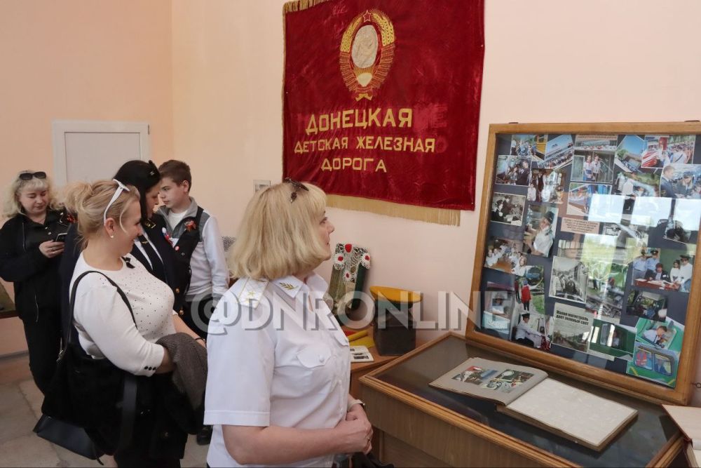 В Донецке торжественно открыли детскую железную дорогу В Донецке торжественно открыли детскую железную дорогу