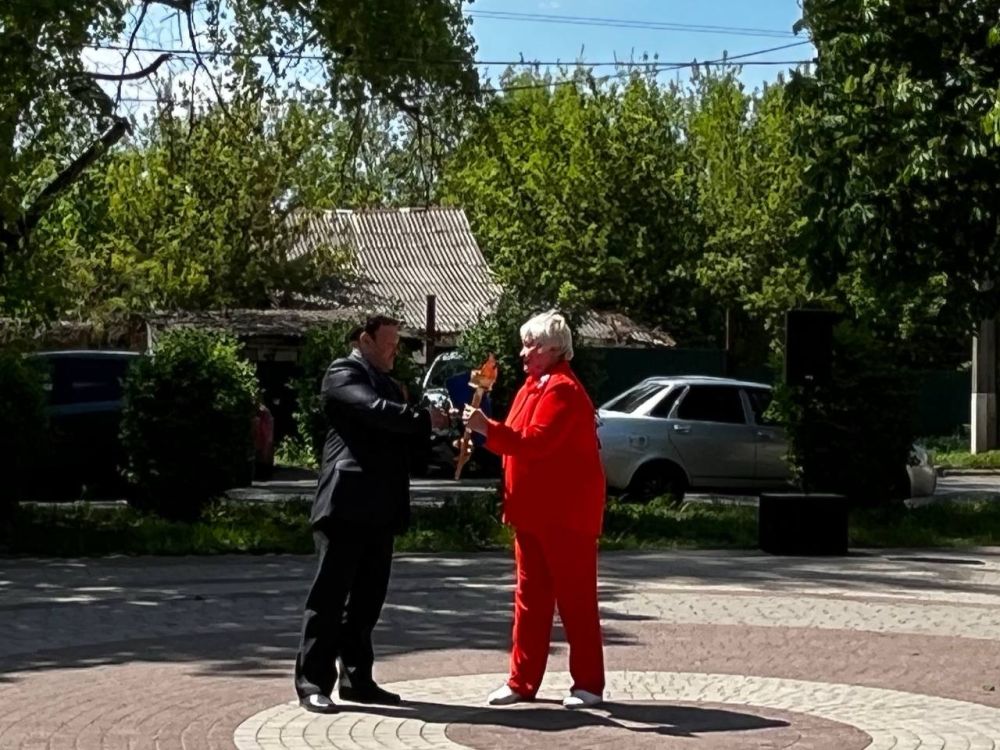 К обеду факел передали сотрудникам Харцызского городского Дворца культуры, которые провели развлекательную программу на бульваре «Шевченко» К обеду факел передали сотрудникам Харцызского городского Дворца культуры, которые провели развлекательную программу на бульваре «Шевченко»