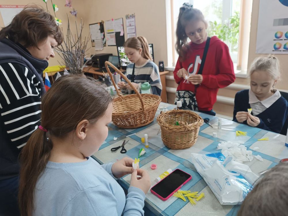 В рамках партийного проекта #КультураМалойРодины 01.05.2025 г. состоялся мастер-класс для детей «Майские цветы», посвященный празднику весны и труда В рамках партийного проекта #КультураМалойРодины 01.05.2025 г. состоялся мастер-класс для детей «Майские цветы», посвященный празднику весны и труда
