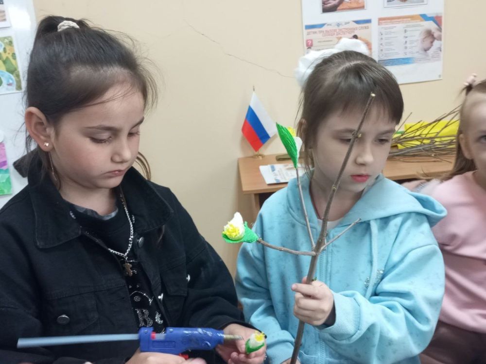 В рамках партийного проекта #КультураМалойРодины 01.05.2025 г. состоялся мастер-класс для детей «Майские цветы», посвященный празднику весны и труда В рамках партийного проекта #КультураМалойРодины 01.05.2025 г. состоялся мастер-класс для детей «Майские цветы», посвященный празднику весны и труда