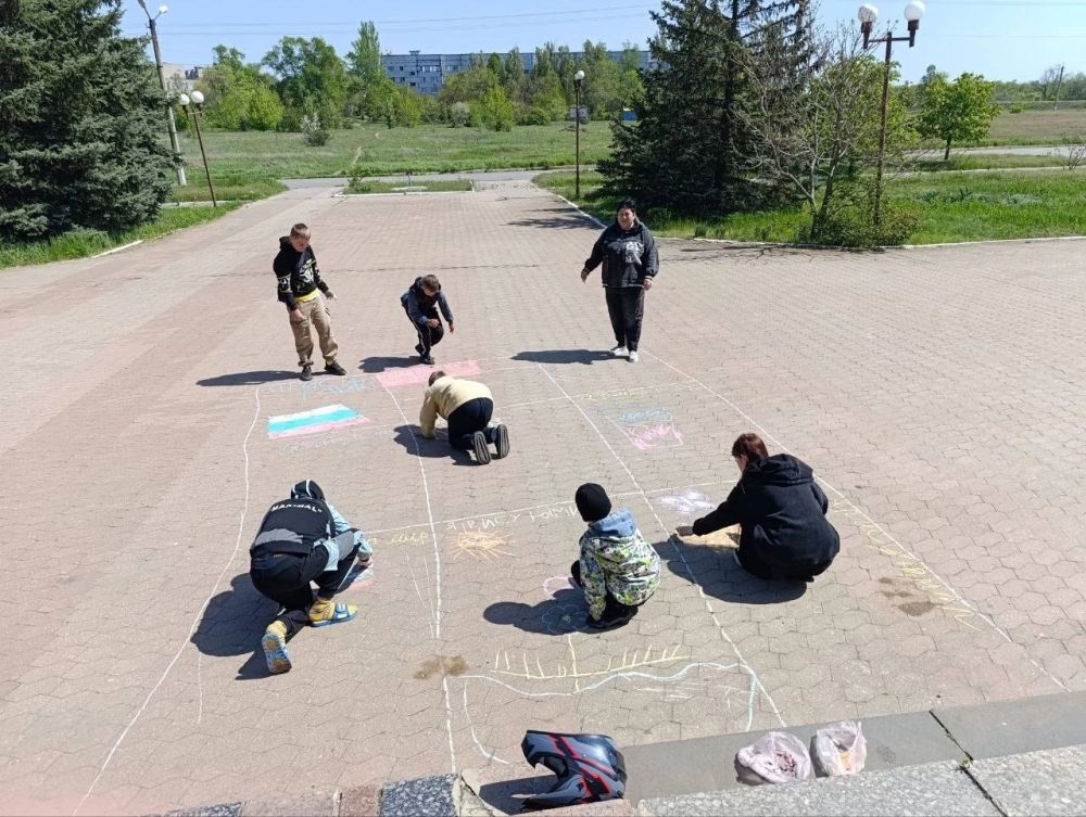 Сегодня, 2 мая, для детей проживающих в КЦ "Луч" ПВР №4 Зугрэсским городским дворцом культуры был проведен конкурс рисунков на асфальте "Я рисую мир" Сегодня, 2 мая, для детей проживающих в КЦ "Луч" ПВР №4 Зугрэсским городским дворцом культуры был проведен конкурс рисунков на асфальте "Я рисую мир"