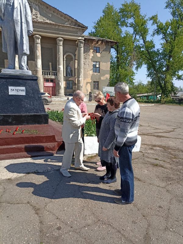 Георгий Янков в День Первомая с активом макеевского посёлка Пролетарский возложил цветы к памятнику Владимиру Ленину Георгий Янков в День Первомая с активом макеевского посёлка Пролетарский возложил цветы к памятнику Владимиру Ленину