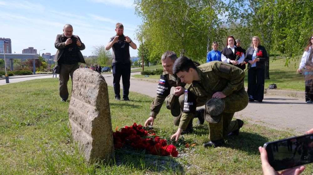 Память жива: в Донецке почтили жертв трагедии 2 мая в Одессе Память жива: в Донецке почтили жертв трагедии 2 мая в Одессе