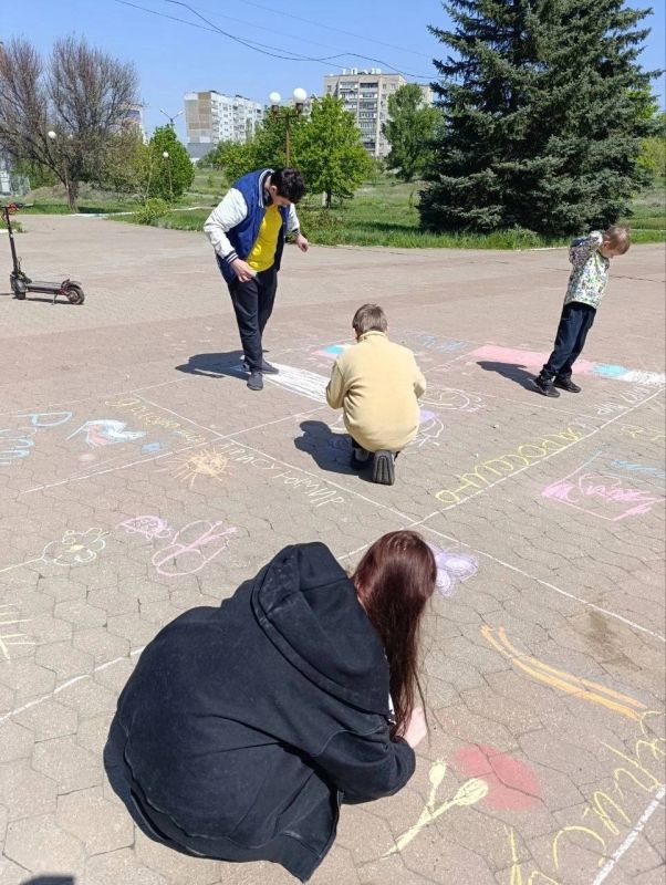 Сегодня, 2 мая, для детей проживающих в КЦ "Луч" ПВР №4 Зугрэсским городским дворцом культуры был проведен конкурс рисунков на асфальте "Я рисую мир" Сегодня, 2 мая, для детей проживающих в КЦ "Луч" ПВР №4 Зугрэсским городским дворцом культуры был проведен конкурс рисунков на асфальте "Я рисую мир"