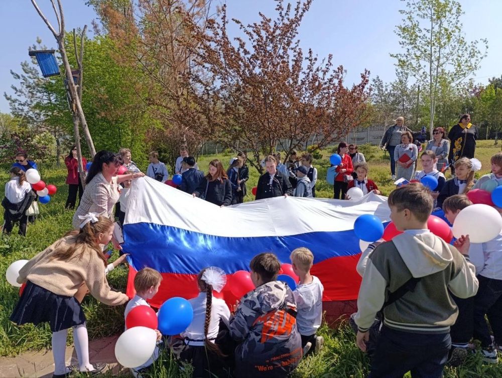 1 МАЯ в пгт. Зуевка, сквер "Миру - Мир!" 1 МАЯ в пгт. Зуевка, сквер "Миру - Мир!"