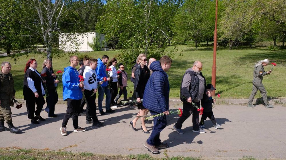 Память жива: в Донецке почтили жертв трагедии 2 мая в Одессе Память жива: в Донецке почтили жертв трагедии 2 мая в Одессе