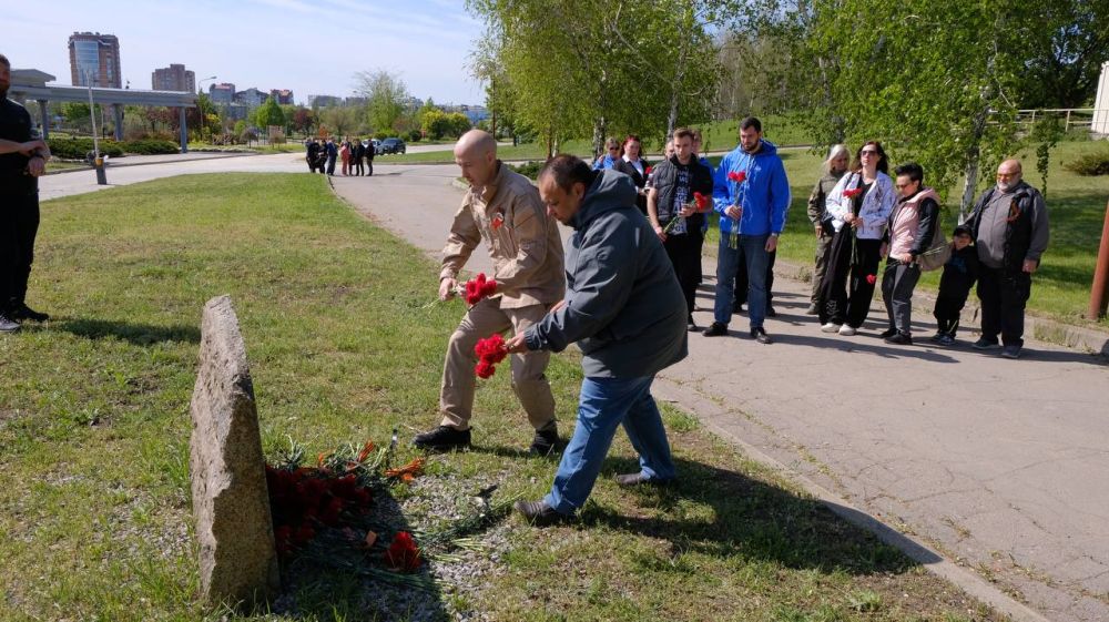 Память жива: в Донецке почтили жертв трагедии 2 мая в Одессе Память жива: в Донецке почтили жертв трагедии 2 мая в Одессе