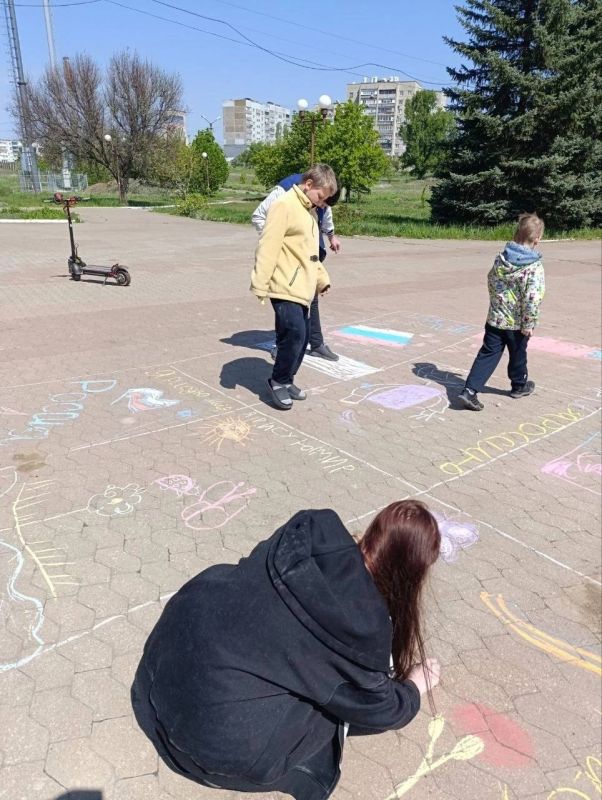 Сегодня, 2 мая, для детей проживающих в КЦ "Луч" ПВР №4 Зугрэсским городским дворцом культуры был проведен конкурс рисунков на асфальте "Я рисую мир" Сегодня, 2 мая, для детей проживающих в КЦ "Луч" ПВР №4 Зугрэсским городским дворцом культуры был проведен конкурс рисунков на асфальте "Я рисую мир"