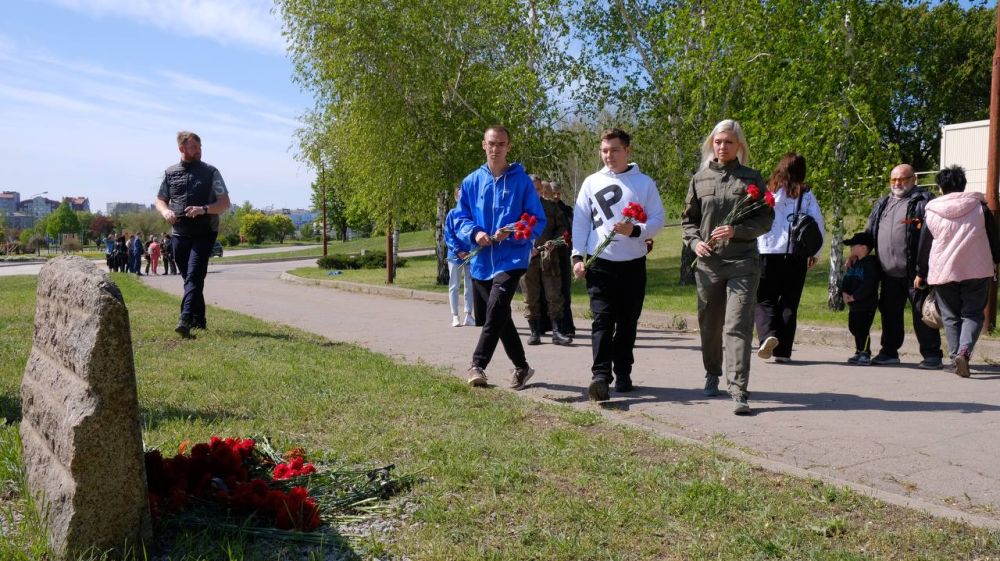 Память жива: в Донецке почтили жертв трагедии 2 мая в Одессе Память жива: в Донецке почтили жертв трагедии 2 мая в Одессе