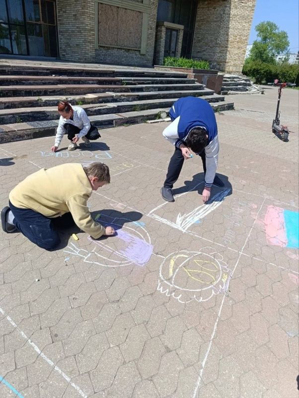 Сегодня, 2 мая, для детей проживающих в КЦ "Луч" ПВР №4 Зугрэсским городским дворцом культуры был проведен конкурс рисунков на асфальте "Я рисую мир" Сегодня, 2 мая, для детей проживающих в КЦ "Луч" ПВР №4 Зугрэсским городским дворцом культуры был проведен конкурс рисунков на асфальте "Я рисую мир"