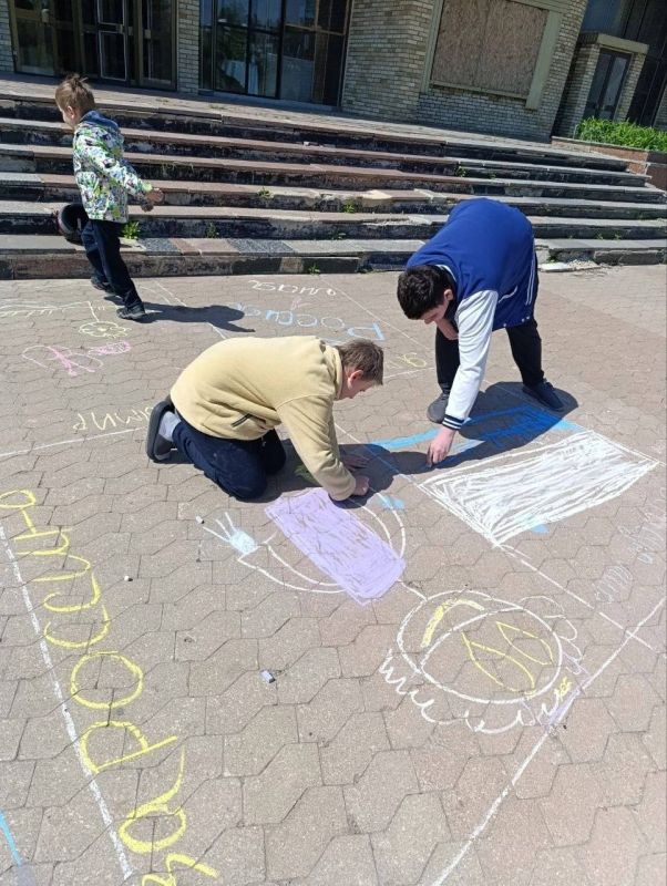 Сегодня, 2 мая, для детей проживающих в КЦ "Луч" ПВР №4 Зугрэсским городским дворцом культуры был проведен конкурс рисунков на асфальте "Я рисую мир" Сегодня, 2 мая, для детей проживающих в КЦ "Луч" ПВР №4 Зугрэсским городским дворцом культуры был проведен конкурс рисунков на асфальте "Я рисую мир"