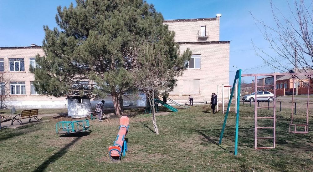 Сергей Юзвинкевич: Во исполнение поручения Главы Донецкой Народной Республики Дениса Владимировича Пушилина на территории Володарского муниципального округа ведутся работы по благоустройству детской игровой и спортивной... Сергей Юзвинкевич: Во исполнение поручения Главы Донецкой Народной Республики Дениса Владимировича Пушилина на территории Володарского муниципального округа ведутся работы по благоустройству детской игровой и спортивной...