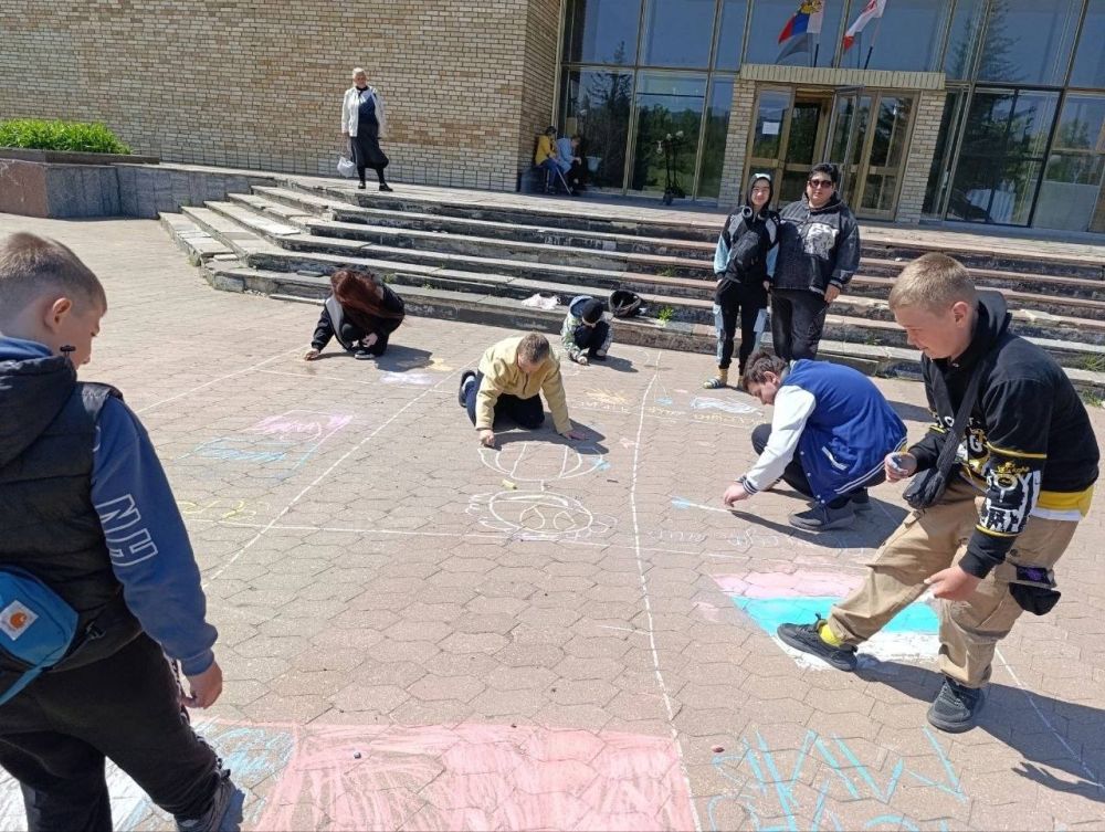 Сегодня, 2 мая, для детей проживающих в КЦ "Луч" ПВР №4 Зугрэсским городским дворцом культуры был проведен конкурс рисунков на асфальте "Я рисую мир" Сегодня, 2 мая, для детей проживающих в КЦ "Луч" ПВР №4 Зугрэсским городским дворцом культуры был проведен конкурс рисунков на асфальте "Я рисую мир"