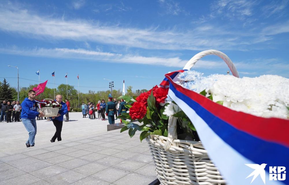 Над возрождающимся Мариуполем, городом, опаленным огнем сражений, но не сломленным духом, возвысилась стела – символ воинской славы и несгибаемой воли Над возрождающимся Мариуполем, городом, опаленным огнем сражений, но не сломленным духом, возвысилась стела – символ воинской славы и несгибаемой воли