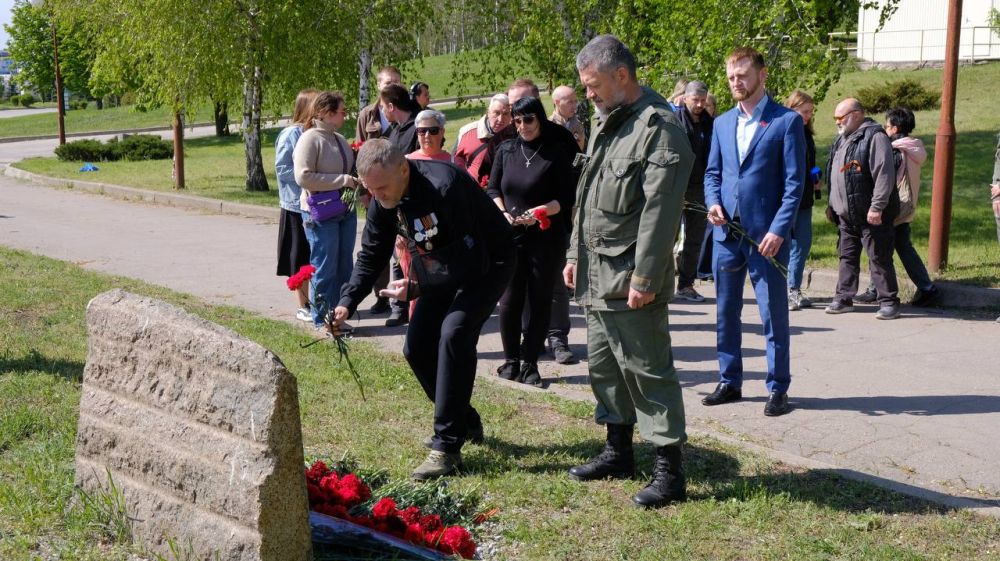 Память жива: в Донецке почтили жертв трагедии 2 мая в Одессе Память жива: в Донецке почтили жертв трагедии 2 мая в Одессе