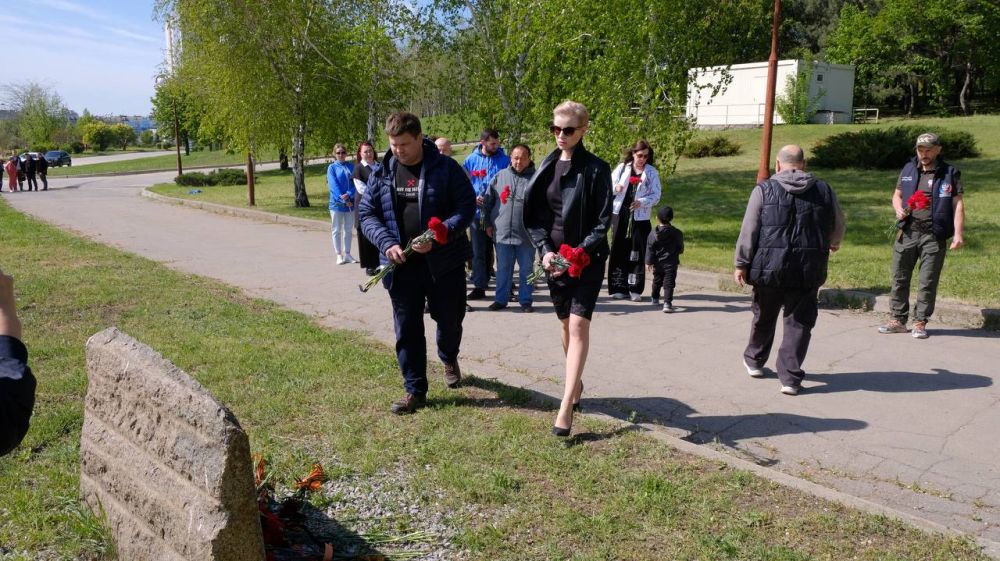 Память жива: в Донецке почтили жертв трагедии 2 мая в Одессе Память жива: в Донецке почтили жертв трагедии 2 мая в Одессе