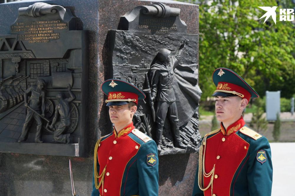 Над возрождающимся Мариуполем, городом, опаленным огнем сражений, но не сломленным духом, возвысилась стела – символ воинской славы и несгибаемой воли Над возрождающимся Мариуполем, городом, опаленным огнем сражений, но не сломленным духом, возвысилась стела – символ воинской славы и несгибаемой воли