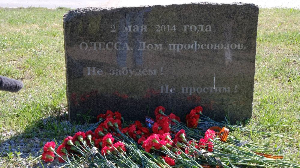 Память жива: в Донецке почтили жертв трагедии 2 мая в Одессе Память жива: в Донецке почтили жертв трагедии 2 мая в Одессе