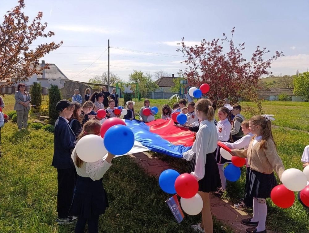 1 МАЯ в пгт. Зуевка, сквер "Миру - Мир!" 1 МАЯ в пгт. Зуевка, сквер "Миру - Мир!"