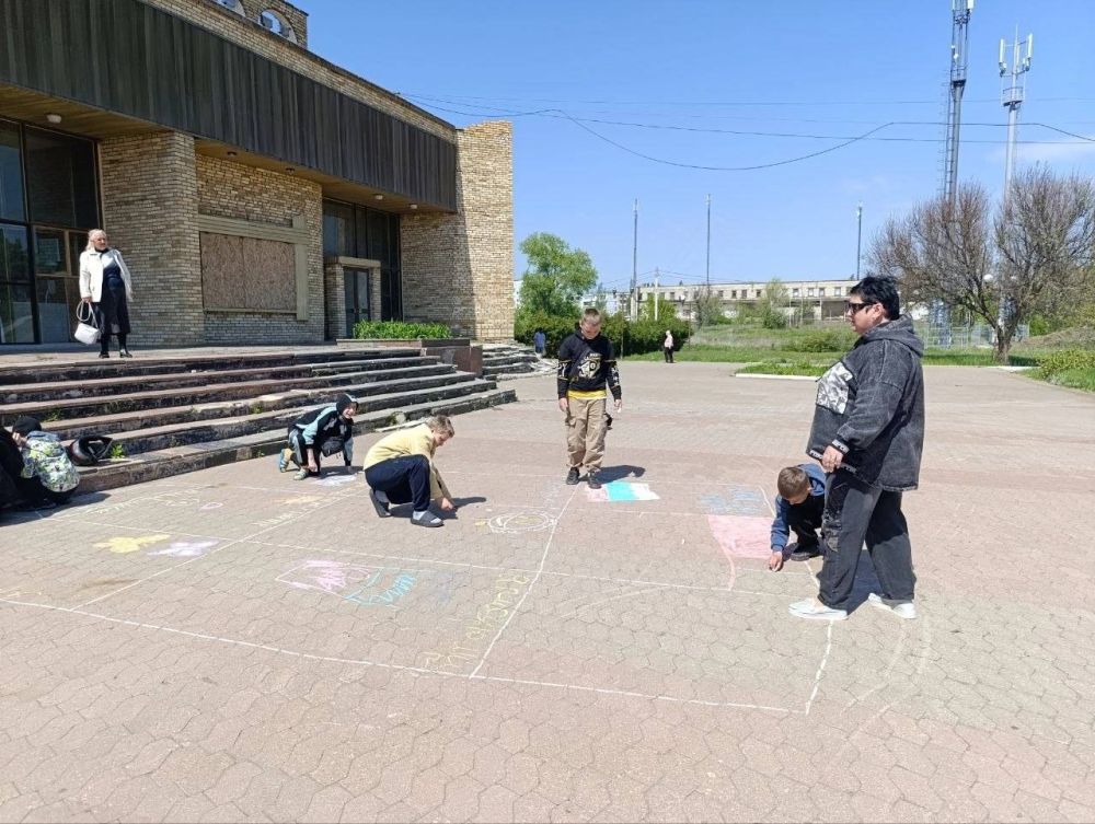 Сегодня, 2 мая, для детей проживающих в КЦ "Луч" ПВР №4 Зугрэсским городским дворцом культуры был проведен конкурс рисунков на асфальте "Я рисую мир" Сегодня, 2 мая, для детей проживающих в КЦ "Луч" ПВР №4 Зугрэсским городским дворцом культуры был проведен конкурс рисунков на асфальте "Я рисую мир"
