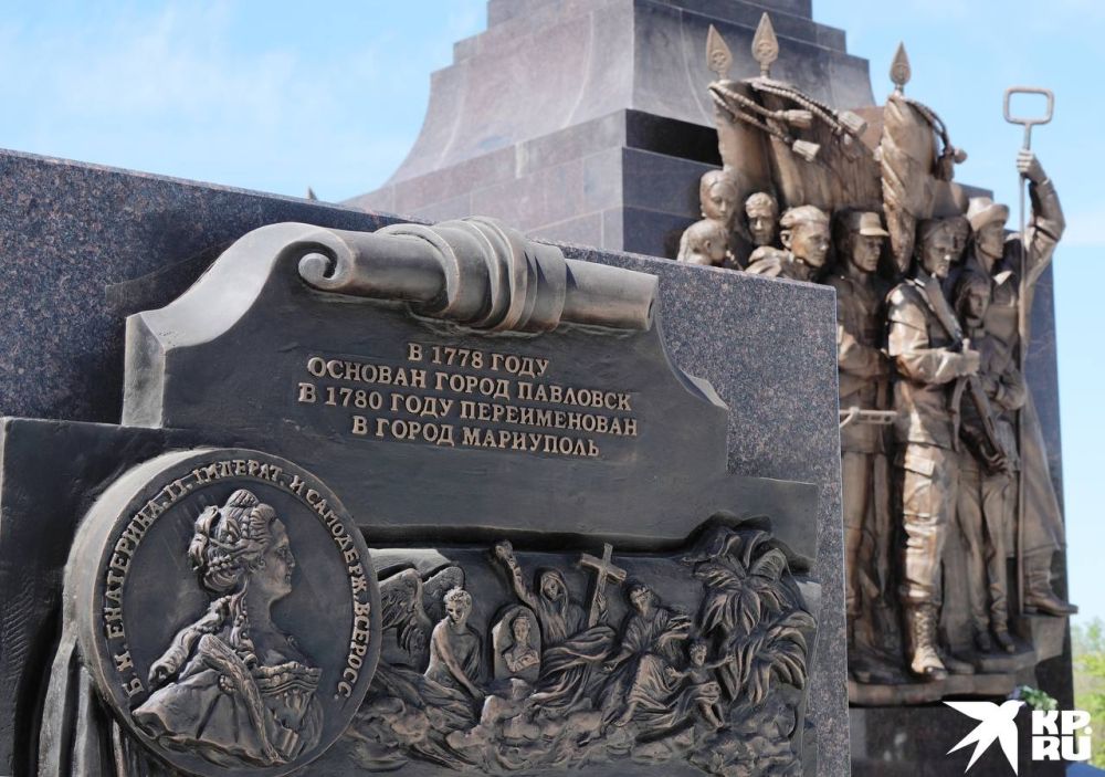 Над возрождающимся Мариуполем, городом, опаленным огнем сражений, но не сломленным духом, возвысилась стела – символ воинской славы и несгибаемой воли Над возрождающимся Мариуполем, городом, опаленным огнем сражений, но не сломленным духом, возвысилась стела – символ воинской славы и несгибаемой воли
