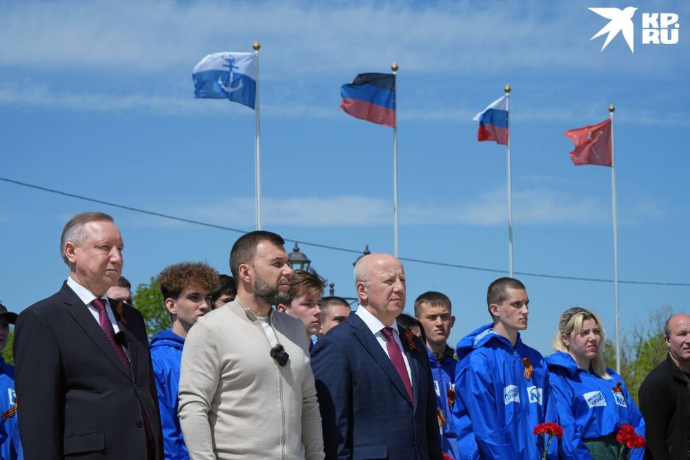 Над возрождающимся Мариуполем, городом, опаленным огнем сражений, но не сломленным духом, возвысилась стела – символ воинской славы и несгибаемой воли Над возрождающимся Мариуполем, городом, опаленным огнем сражений, но не сломленным духом, возвысилась стела – символ воинской славы и несгибаемой воли