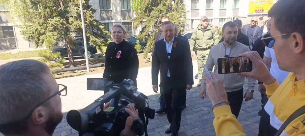 Вчера в ходе визита в Мариуполь Губернатора Санкт-Петербурга Александра Дмитриевича Беглова вместе с Главой Республики Денисом Владимировичем Пушилиным с гордостью продемонстрировали с Дмитрием Анатольевичем Гарцевым... Вчера в ходе визита в Мариуполь Губернатора Санкт-Петербурга Александра Дмитриевича Беглова вместе с Главой Республики Денисом Владимировичем Пушилиным с гордостью продемонстрировали с Дмитрием Анатольевичем Гарцевым...