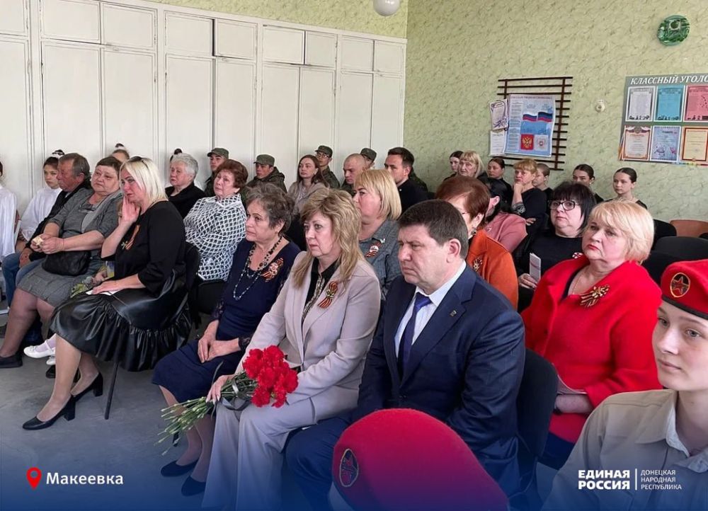 Единая Россия хранит память: в Макеевке открыли Парту Героя Единая Россия хранит память: в Макеевке открыли Парту Героя