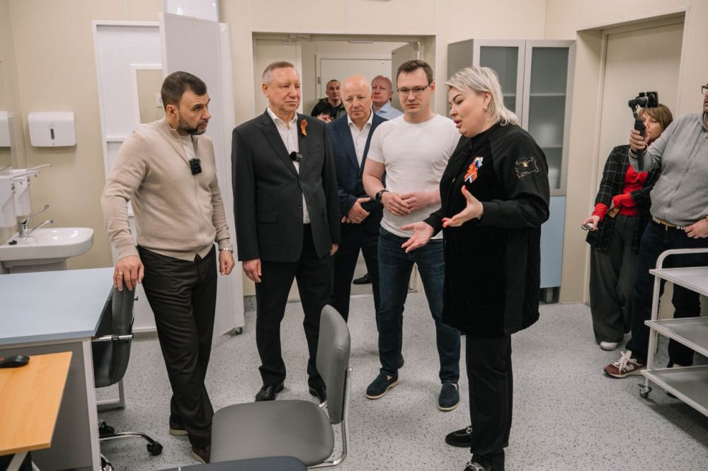 Олег Моргун: С Александром Бегловым и Денисом Пушилиным дали старт работе Диагностического корпуса ЦПМСП №3. Его, как и Корпус вспомогательных служб, на территории больничного городка по проспекту Ленина петербуржцы возвели... Олег Моргун: С Александром Бегловым и Денисом Пушилиным дали старт работе Диагностического корпуса ЦПМСП №3. Его, как и Корпус вспомогательных служб, на территории больничного городка по проспекту Ленина петербуржцы возвели...