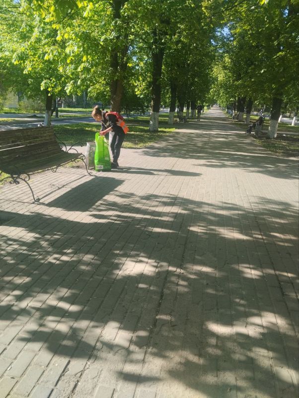 Несмотря на выходные дни, для поддержания чистоты, работники МУП АГЯ "ЖЭК" проводят уборку территорий в городе Ясиноватая Несмотря на выходные дни, для поддержания чистоты, работники МУП АГЯ "ЖЭК" проводят уборку территорий в городе Ясиноватая