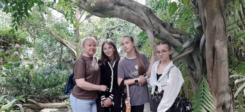 Ребятам Ждановки провели экскурсию по ботаническому саду Ребятам Ждановки провели экскурсию по ботаническому саду