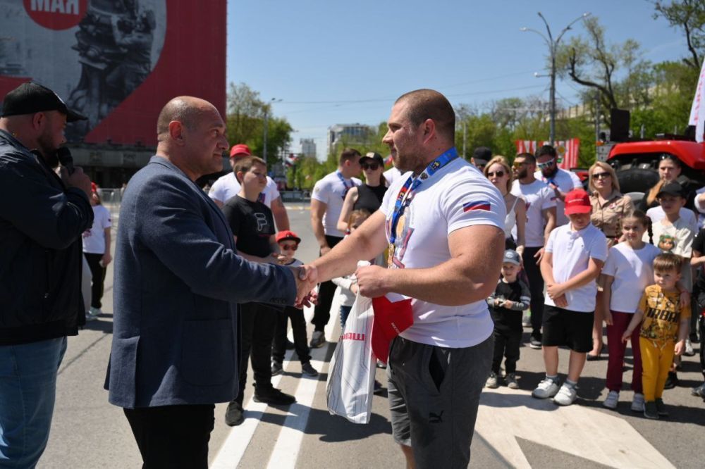 Юрий Мартынов: 1 мая на Театральной площади Ростова-на-Дону прошёл открытый межрегиональный турнир по стронгмену "Кубок Победы", посвящённый Году Защитника Отечества и 80-летию Победы в Великой Отечественной войне Юрий Мартынов: 1 мая на Театральной площади Ростова-на-Дону прошёл открытый межрегиональный турнир по стронгмену "Кубок Победы", посвящённый Году Защитника Отечества и 80-летию Победы в Великой Отечественной войне