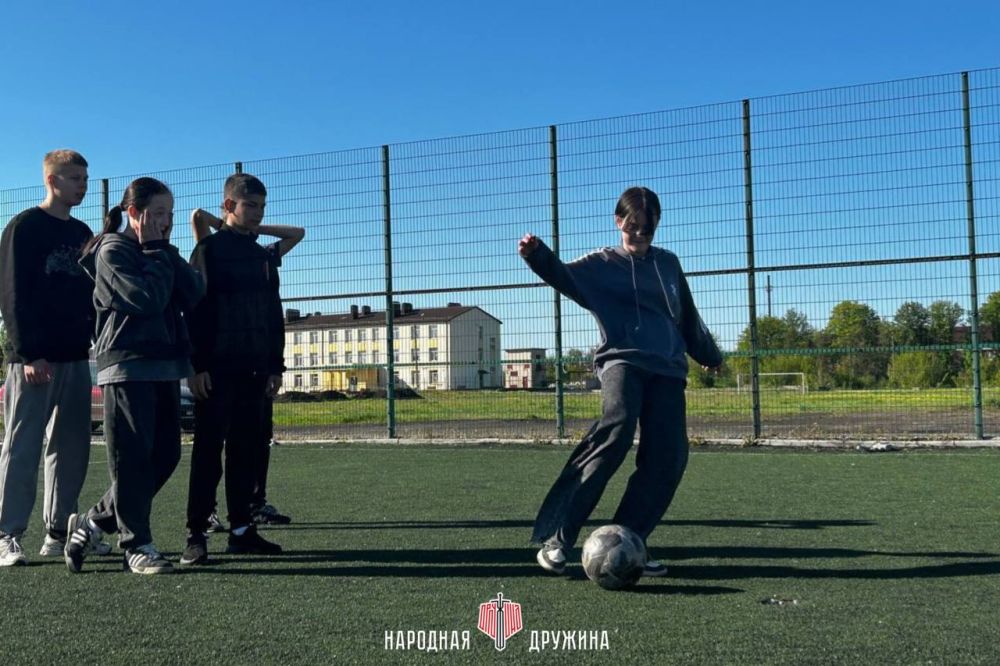 Спорт — школа жизни!. Дружинники Мангушского штаба организовали тренировку по общей физической подготовке и продемонстрировали свои навыки игры в футбол Спорт — школа жизни!. Дружинники Мангушского штаба организовали тренировку по общей физической подготовке и продемонстрировали свои навыки игры в футбол